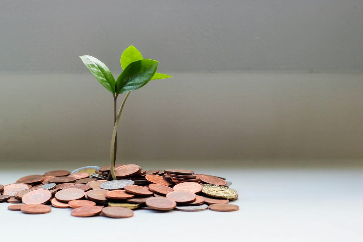 emergency fund vs paying off debt - balanced scales and savings
